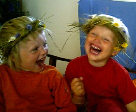 Frederikke og Ditte med blomsterkranse