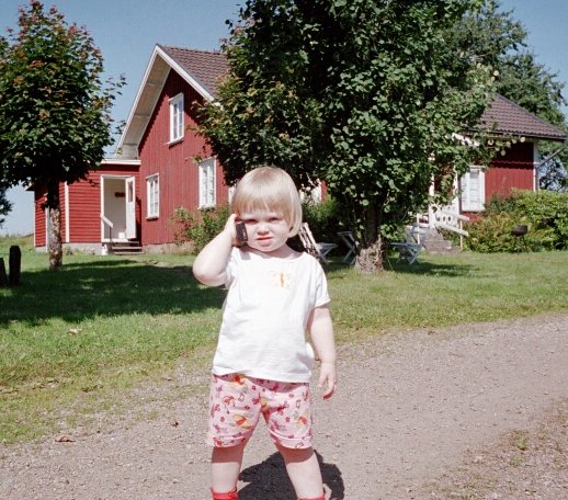 Frederikke taler i telefon