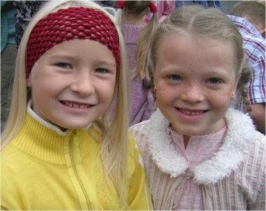 Frederikke og Camilla på første skoledag