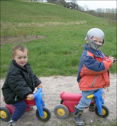 Mads og Mikkel på scootere